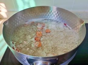 转中小火炖四分钟。