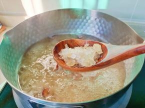 再加上冰糖碎煮五分钟。