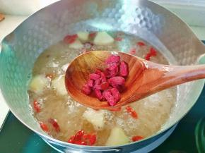 快出锅时撒上枸杞，煮一分钟。