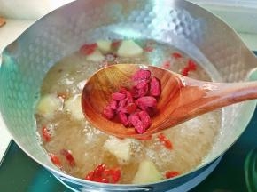 快出锅时撒上枸杞，煮一分钟。