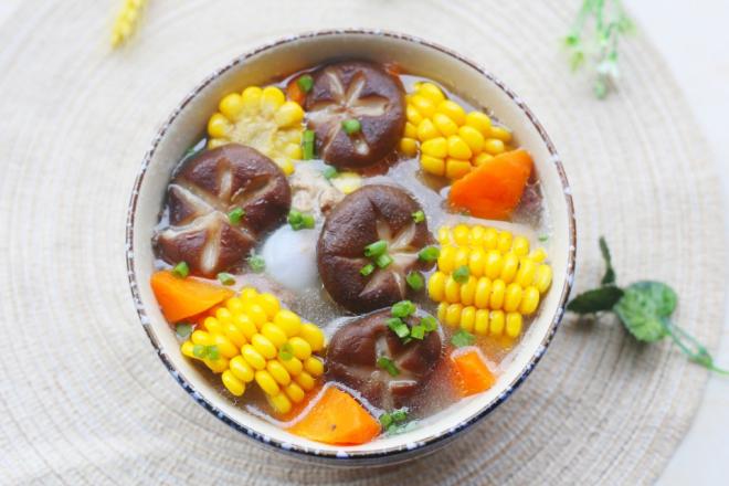 筒骨玉米香菇汤