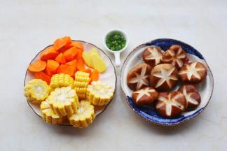 香菇洗净打花刀，玉米切块，胡萝卜切段泡入水中，