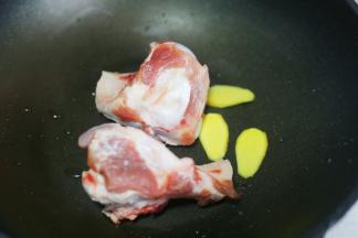 筒子骨洗净，冷水下锅，加三片姜一勺料酒，