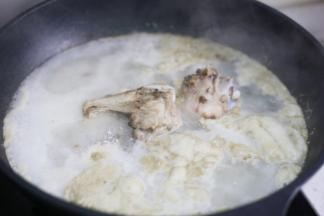 煮出浮沫，捞出洗净。