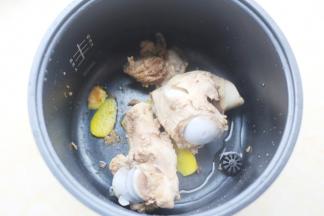 锅中放入筒子骨，