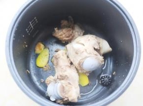 锅中放入筒子骨，