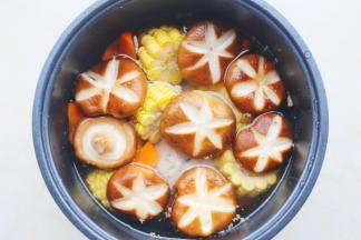 加入没过食材的水。