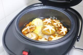 滴几滴醋，水开后盖上锅盖，小火慢炖2小时。