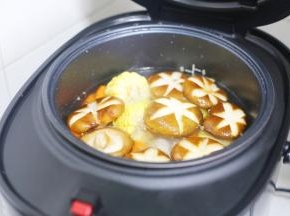 滴几滴醋，水开后盖上锅盖，小火慢炖2小时。