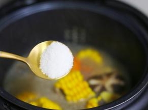 加一大勺盐。