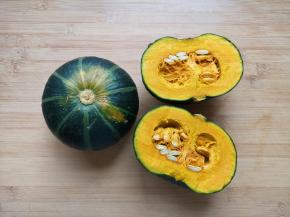 贝贝南瓜洗干净，对半切开去瓤。 