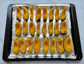 烤盘里铺上锡纸，将切好南瓜整齐的摆好。 