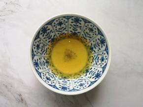 蜂蜜、温水和玉米油混合均匀。 