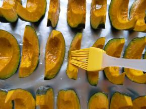 将混合好的蜂蜜水均匀的刷在南瓜表面。 