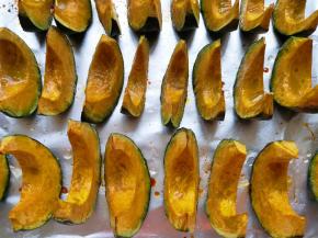 20分钟后将烤盘取出，继续给南瓜刷上一层蜂蜜水。 