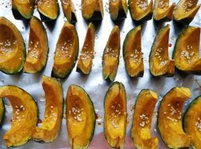 撒上熟白芝麻。