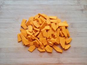南瓜去皮去瓤切成片。