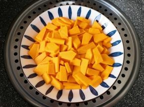 上锅蒸15分钟。 