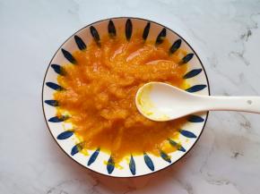 取出用勺子压成南瓜泥。 