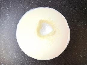 不粘锅里倒入淡奶油，加入细砂糖。 