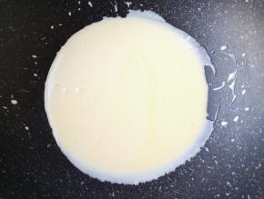 开最小火，不停的搅拌至细砂糖融化关火。 