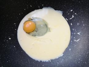 晾凉以后打入一个鸡蛋搅拌均匀。 