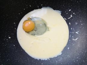 晾凉以后打入一个鸡蛋搅拌均匀。 