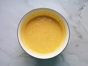将混合好的奶油蛋液，倒入南瓜泥里面搅拌均匀，南瓜蛋挞液完成。 