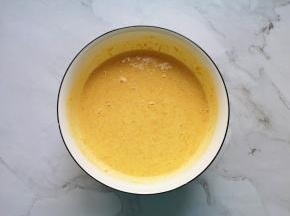 将混合好的奶油蛋液，倒入南瓜泥里面搅拌均匀，南瓜蛋挞液完成。 