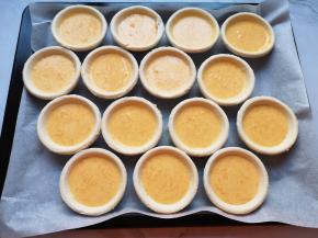 做好的南瓜蛋挞液倒入蛋挞皮里面，八分满即可。 