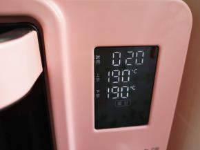 选择烤箱的“蛋挞”功能，上下管190度烤20分钟。 