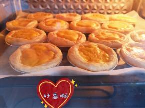 看看烤了10分钟的蛋挞，已经鼓起来了。 