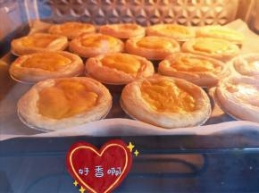 看看烤了10分钟的蛋挞，已经鼓起来了。 