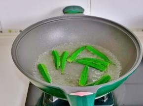 锅中水烧开，加入秋葵焯水30秒。