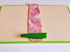 取一片培根，放上秋葵。