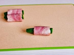 由上向下卷起来。