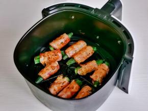 去掉油纸，翻面刷黑胡椒酱，再烤5分钟。