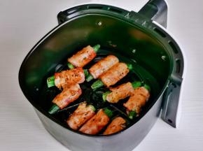 去掉油纸，翻面刷黑胡椒酱，再烤5分钟。