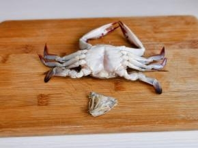 首先处理蟹，刷干净，去掉蟹脐。