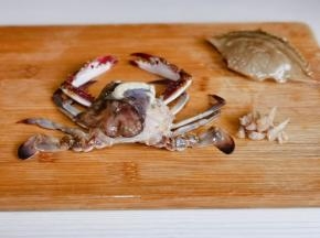 蟹壳掰开，去掉蟹腮，蟹心。