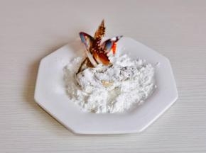 每块蟹裹上薄薄一层淀粉。