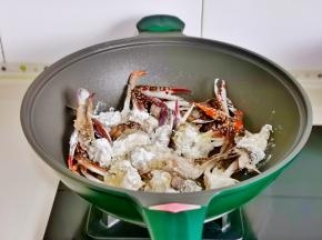 起油锅放入蟹块。