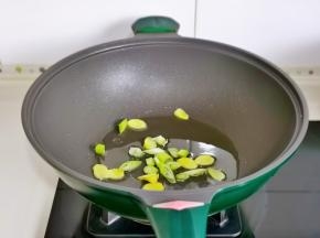 起油锅，加入葱姜炒出香味。