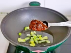 加入辣椒酱，豆瓣酱。