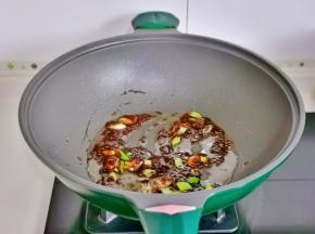 小火炒至均匀。