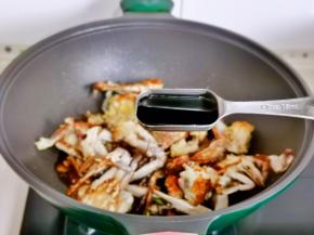 加入煎过的蟹块，加生抽，料酒。