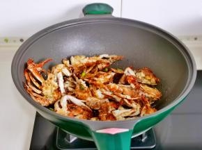 小火翻炒1分钟。