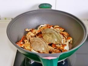 加1碗纯净水，放上蟹壳，撒上十三香。