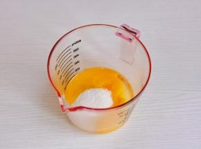 首先将鸡蛋，白砂糖放入量杯中，手动打蛋器打至均匀。