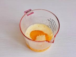 加入玉米油打至均匀。